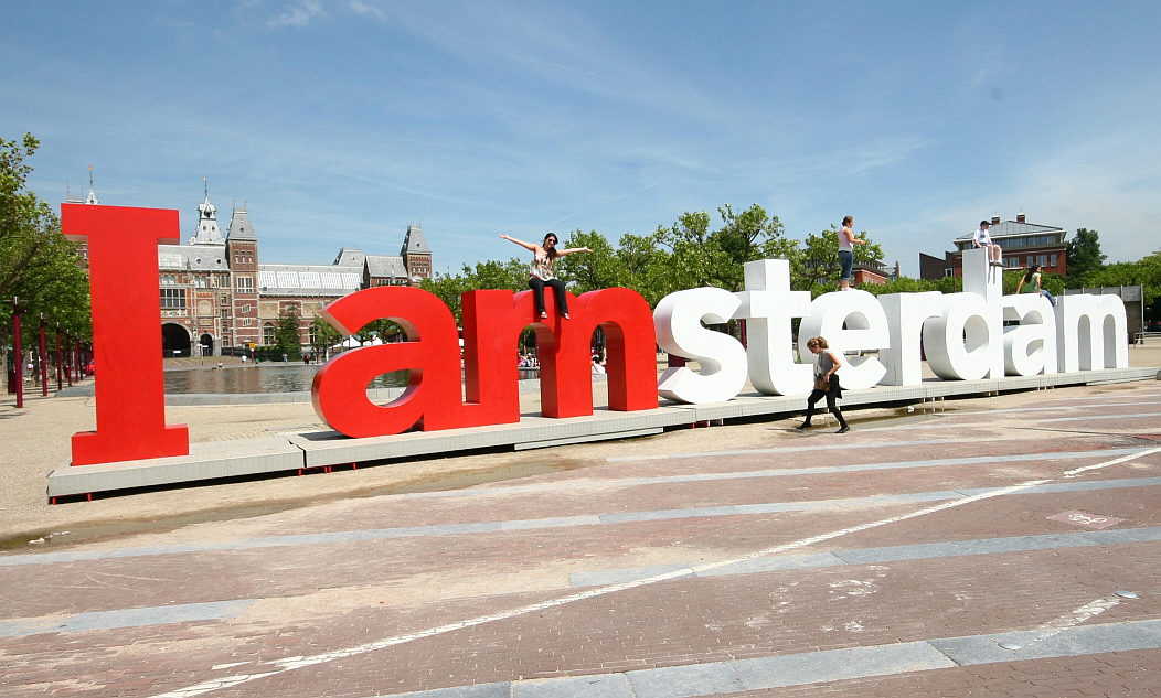 I Amsterdam, letters met mensen erop in de buitenlucht.