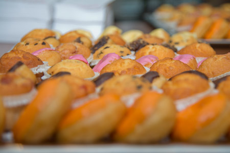 oranje, roze en bruine donuts