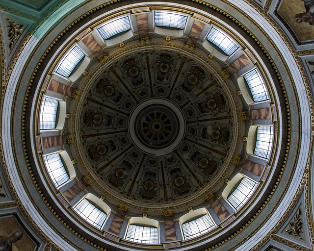koepl van een historische basiliek: in het midden donker met daaromheen licht.