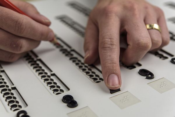 Persoon brengt haar stem uit met de mal