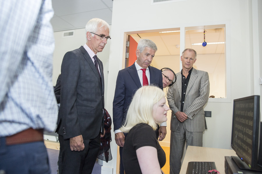 Minister Plasterk kijkt hoe een slechtziende vrouw met de computer werkt