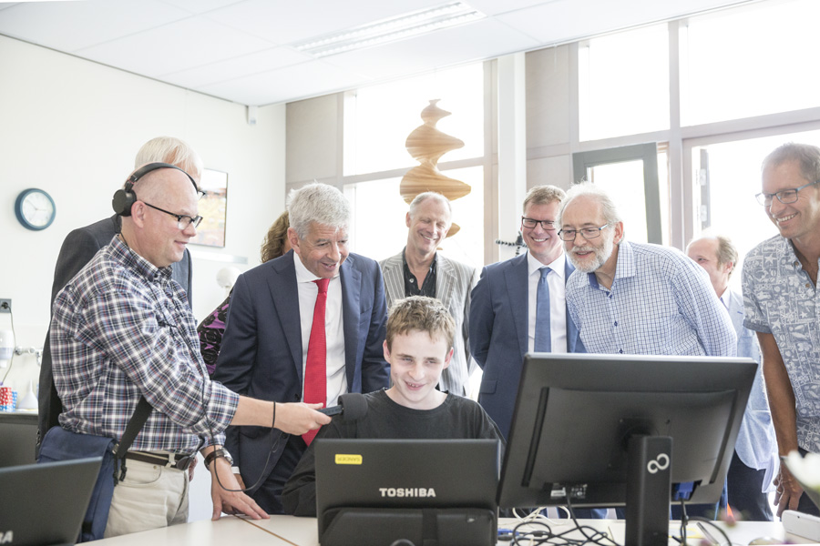 Jongen met visuele beperking toont minister Plasterk hoe hij op de PC werkt