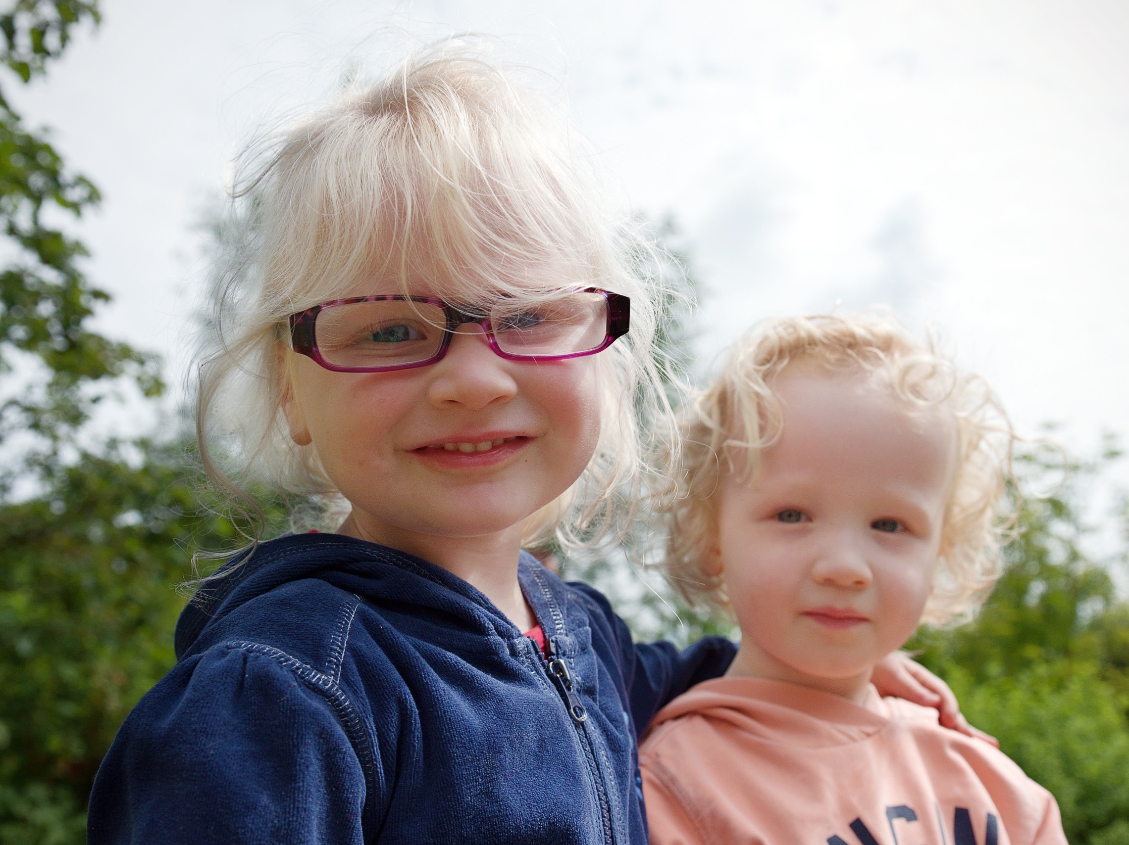 twee kinderen met een visuele beperking