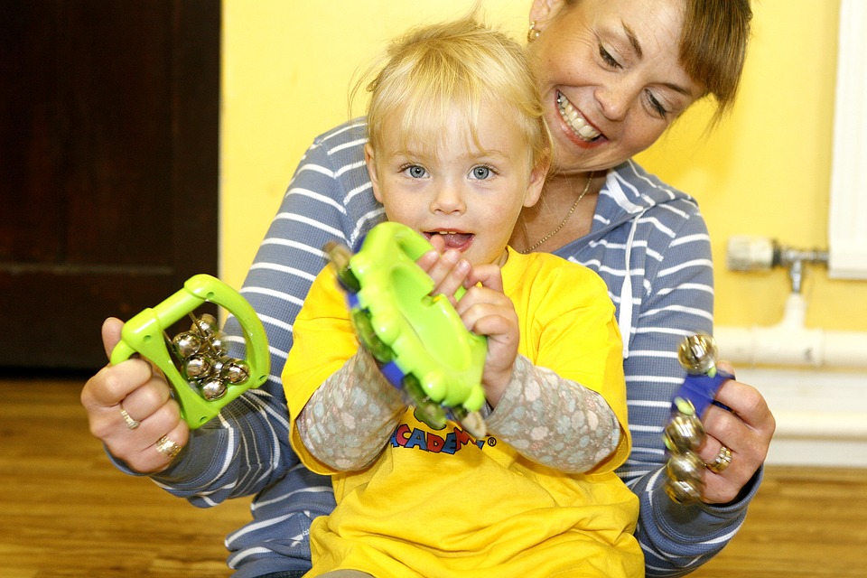 Kind en ouder met muziekinstrument. Foto: Pixaby.com