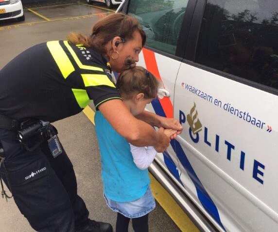 Tess bekijkt een auto van de politie