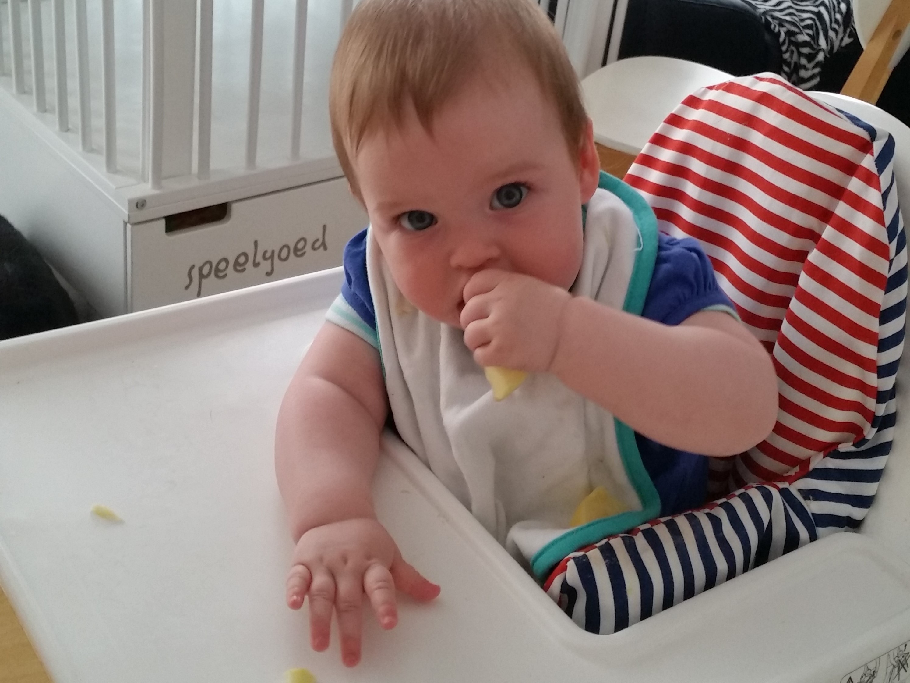 Amber zit in haar kinderstoel