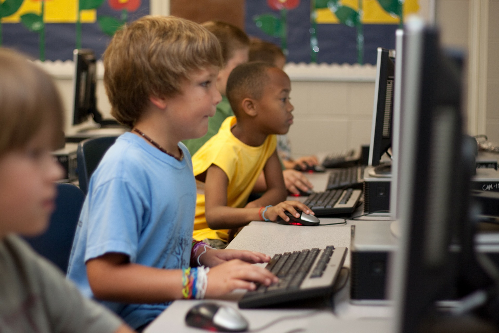 Kinderen achter computer