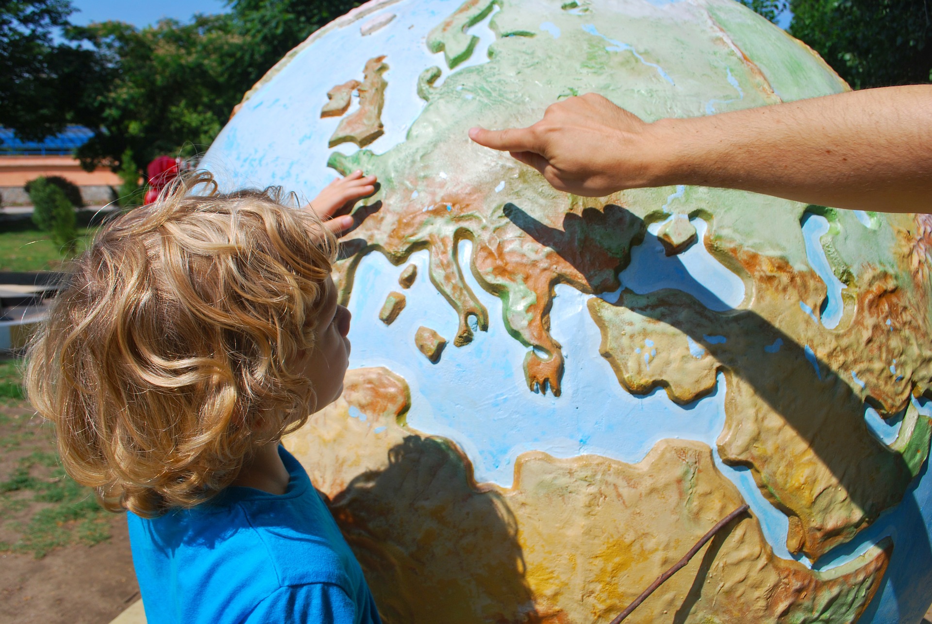 Kind met wereldbol