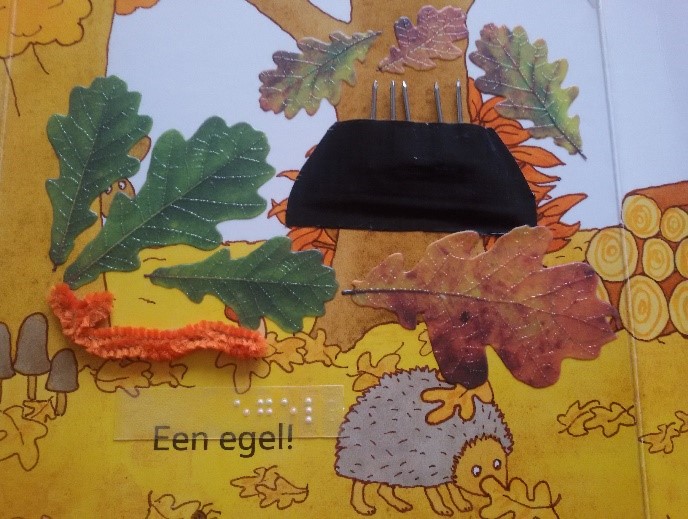 Voelbaar plaatje van een bos met een egel