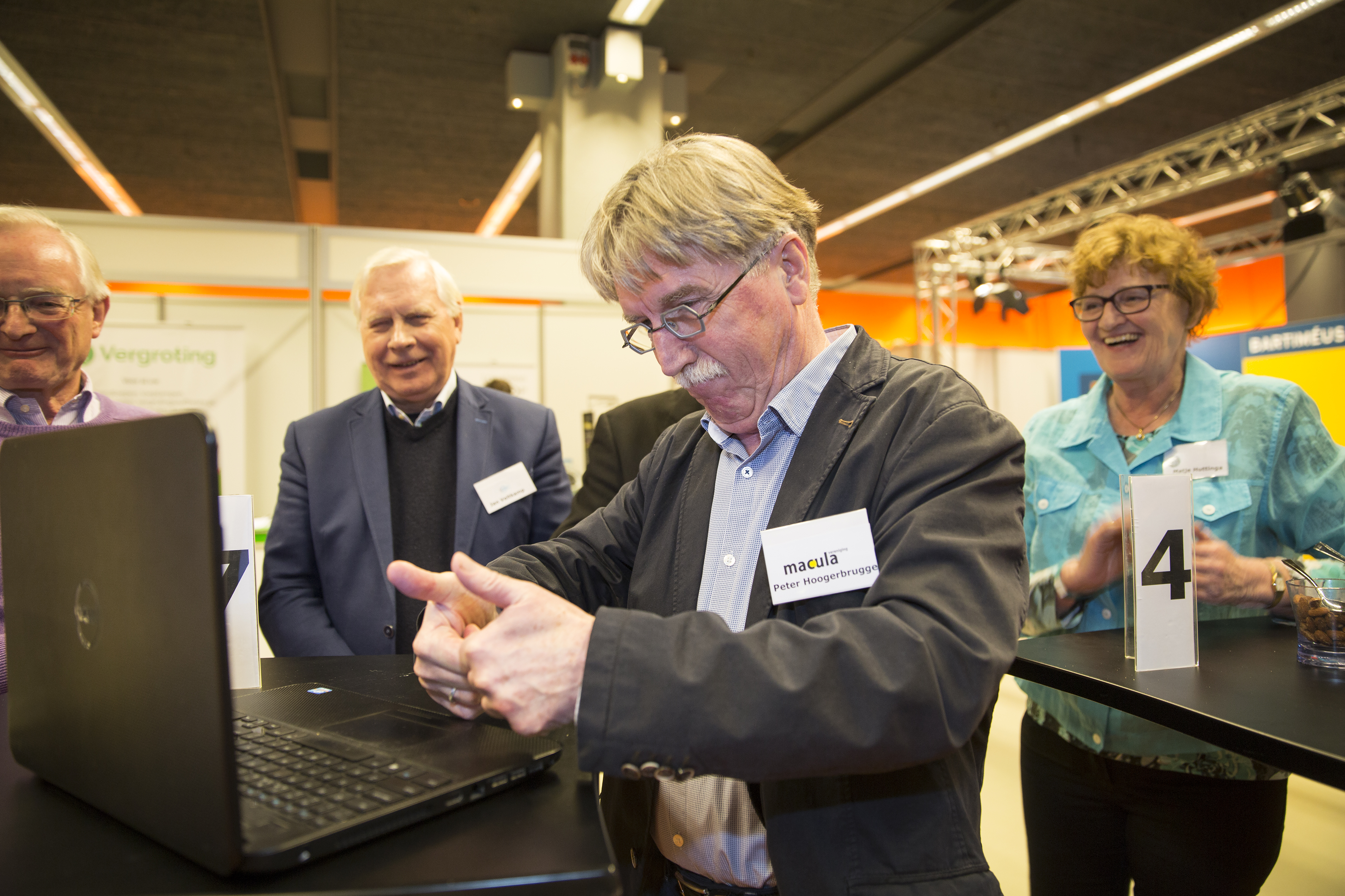 Peter Hoogerbrugge verzendt handtekeningen hulpmiddelenpetitie.