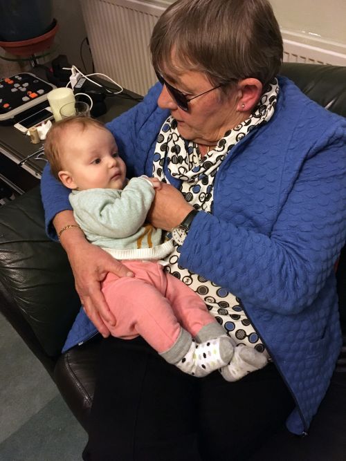 Riana Luiks met kleindochter Ella