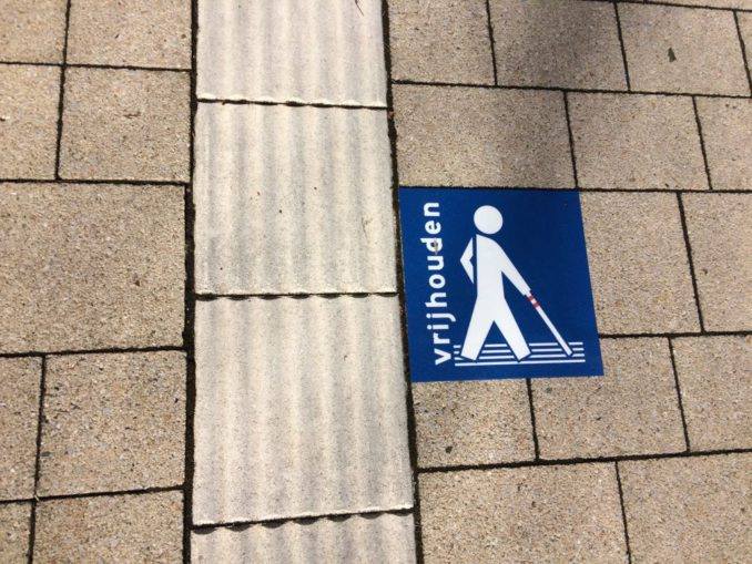 Stoep met stickertegel Houd de lijn vrij