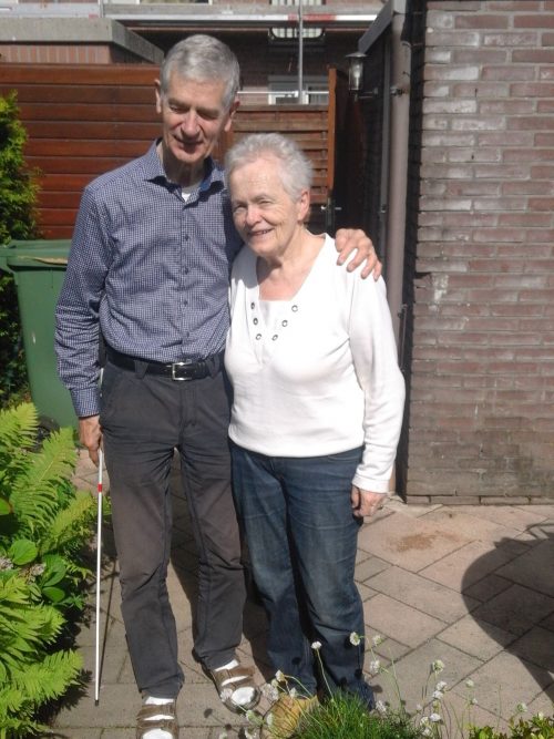 Cees en Els Smit in hun tuin