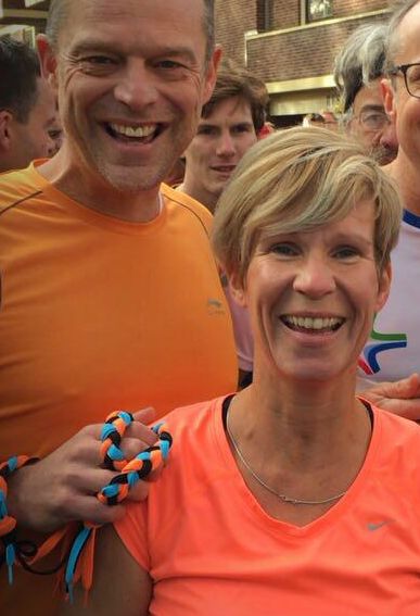 Tanja van Sambeek is tijdens het hardlopen met een touwtje verbonden aan haar echtgenoot Guido