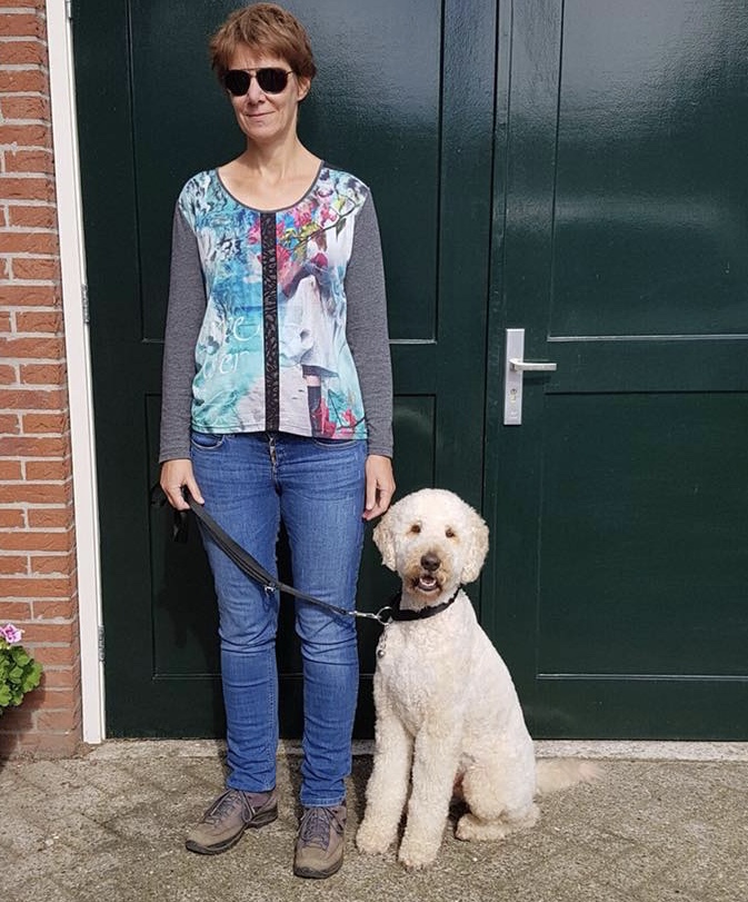 Joke Peppelman met haar geleidhond Bobbie