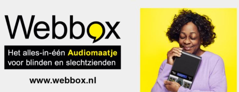 Dame met de Webbox. De alles in 1 oplossing van Audiomaatjes