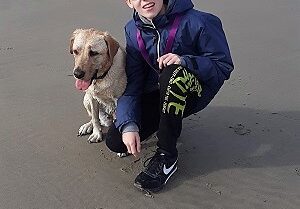 Noël van Ees met zijn hond op het strand.