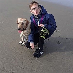 Noël van Ees met zijn hond op het strand.