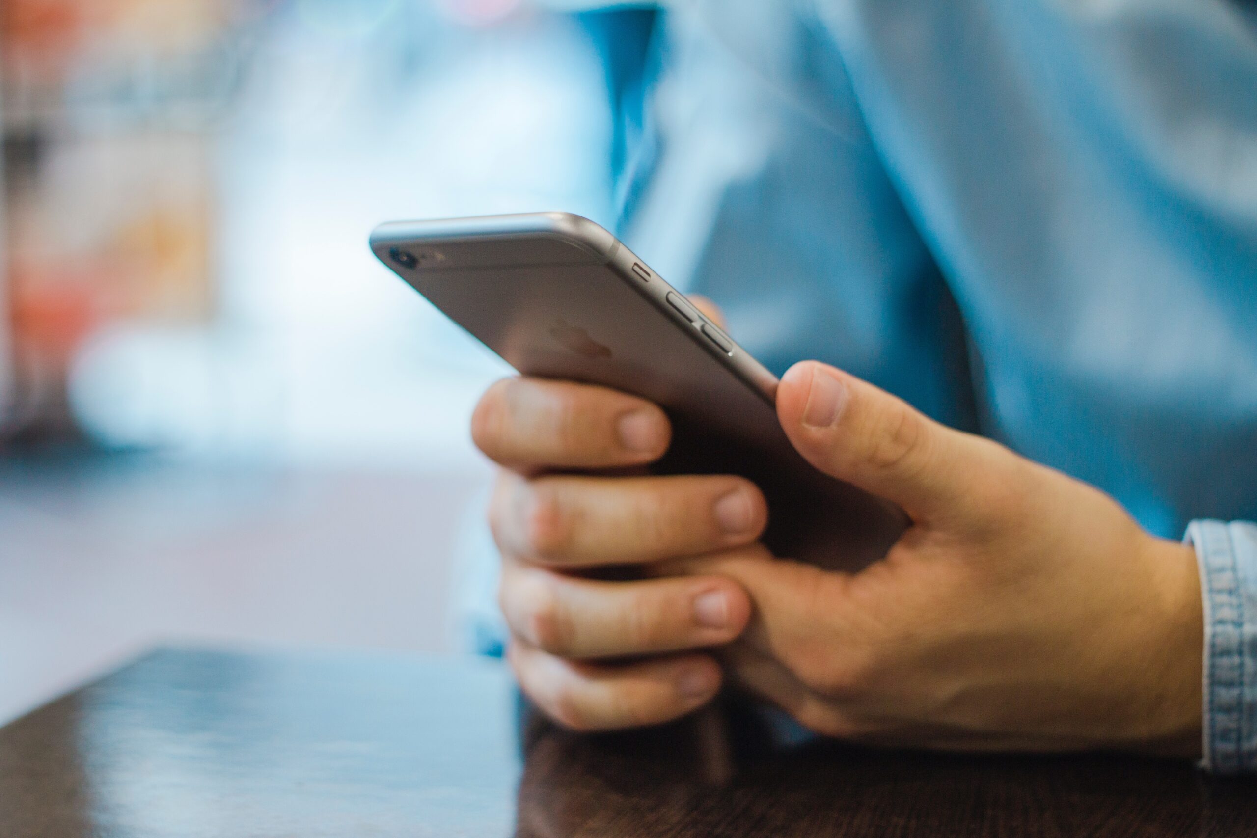 persoon met smartphone