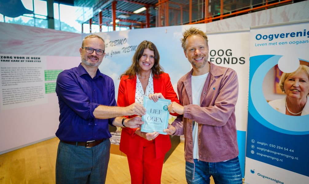 Luuk-Jan Boon, Monique van Bijsterveld en Diggy Dex houden samen de Libelle-bijlage vast