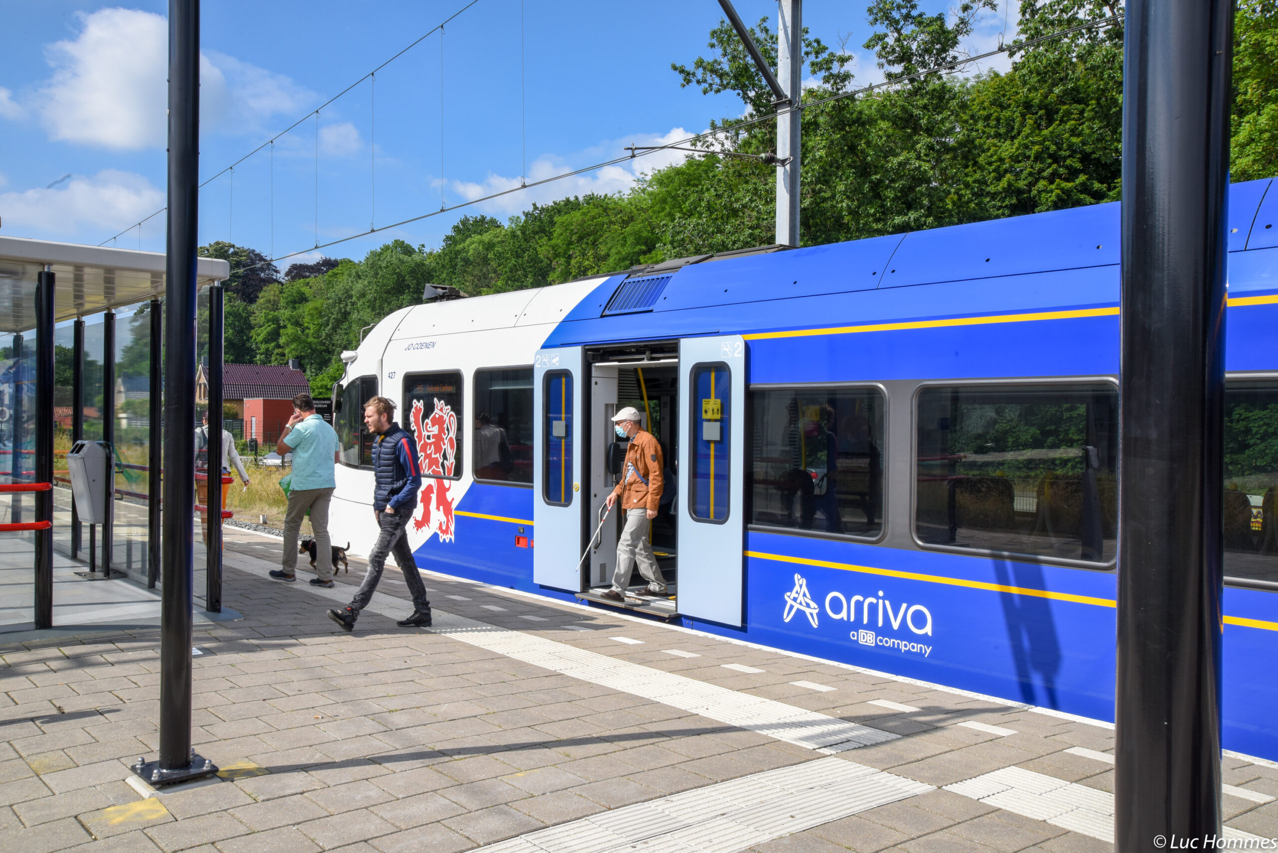 Man met stok stapt uit trein van Arriva