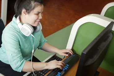 Vrouw werkt met haar brailleleesregel