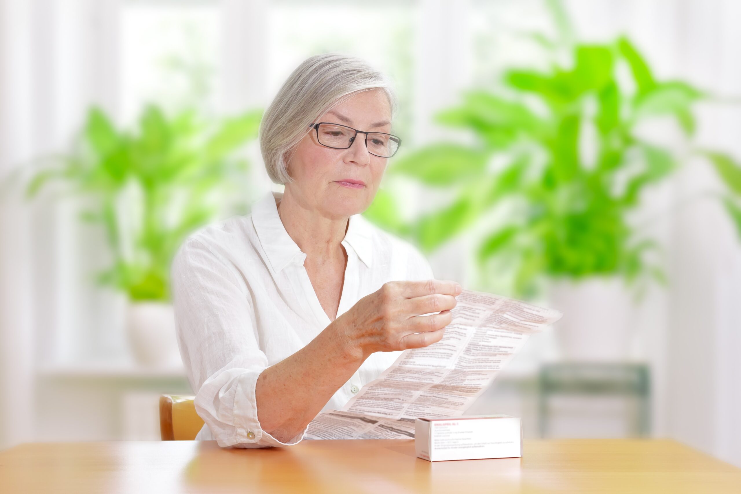 Vrouw leest bijsluiter