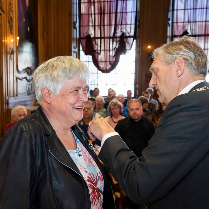 Hilda Snippe krijgt haar lintje opgespeld