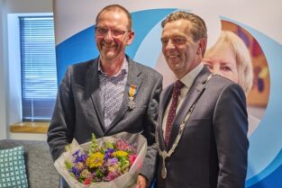 Jan Vreeburg en burgemeester Michel Bezuijen van Zoetermeer