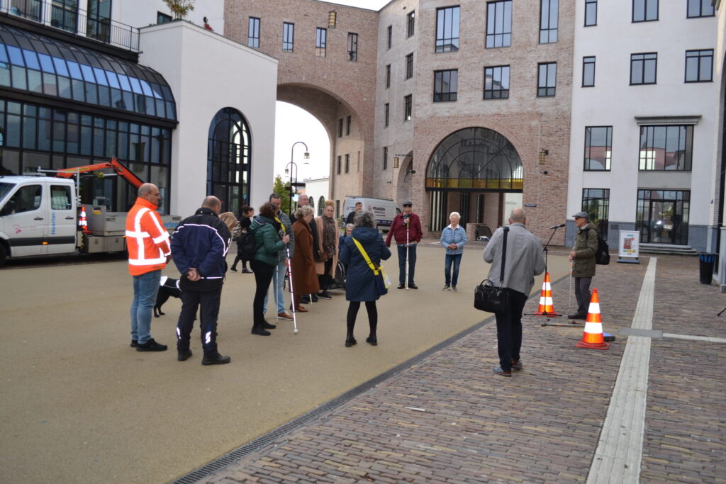 Mensen met stokken op het Maankwartier in Heerlen