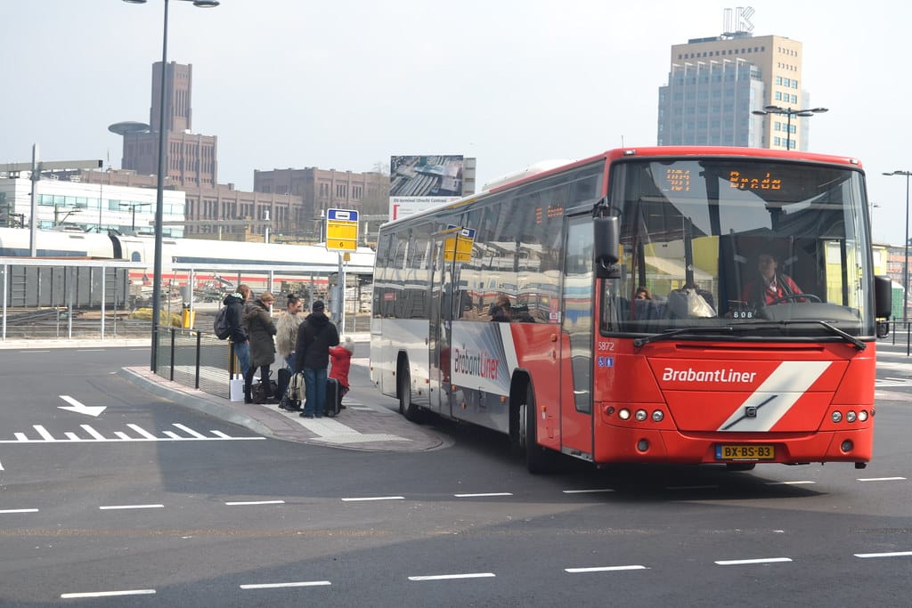 Bus rijdt weg bij busstation