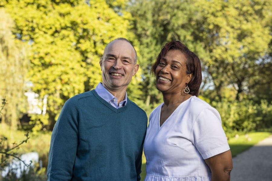 Man en vrouw met oogaandoening kijken lachend de camera in