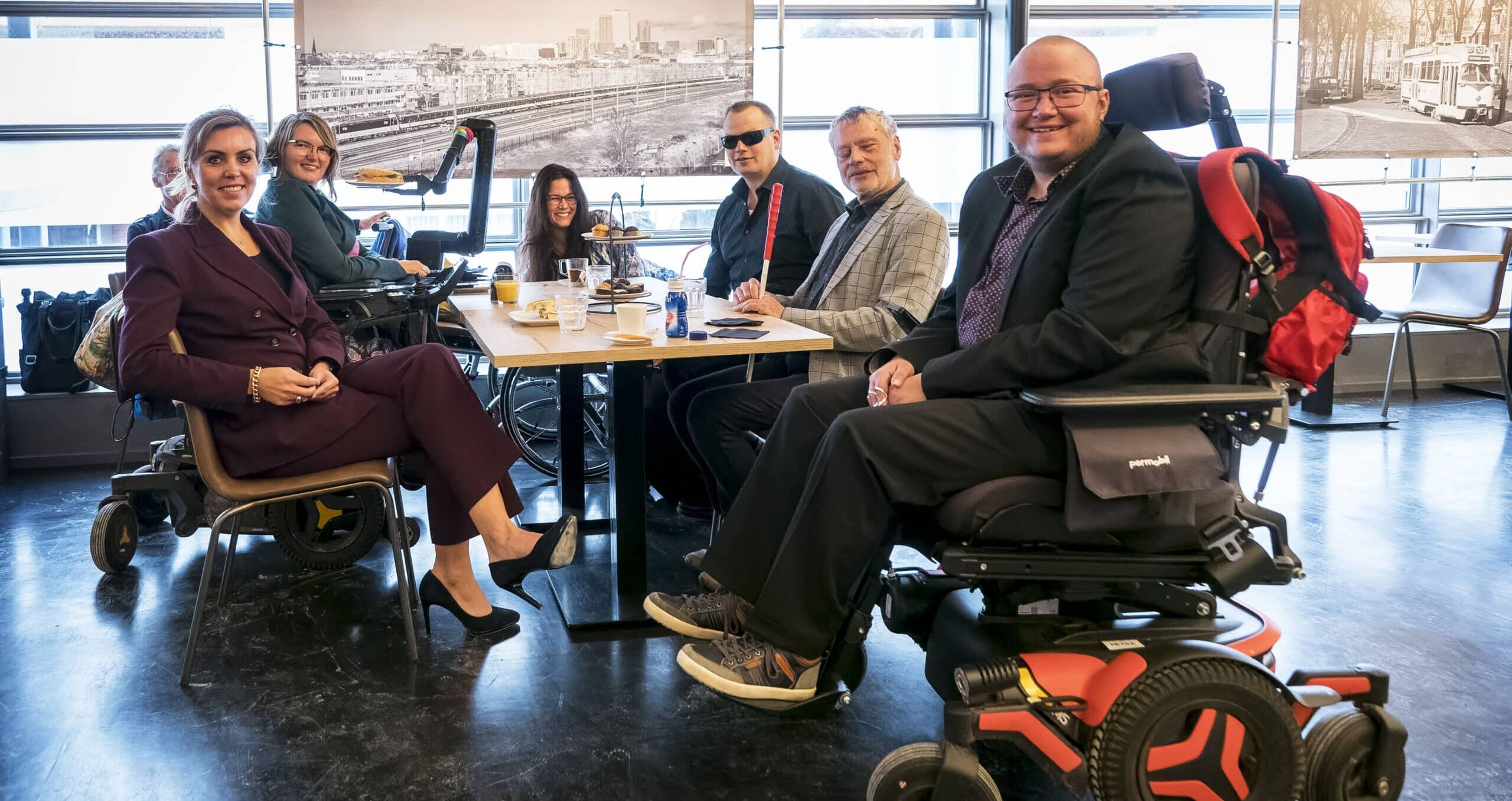 Tafel met links voor staatssecretaris Vivianne Heijnen en rechts achterin Peter Waalboer tijdens lunch na afloop van ondertekenen bestuursakkoord.