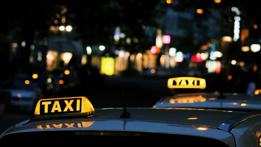 Twee taxi's in een donkere stad