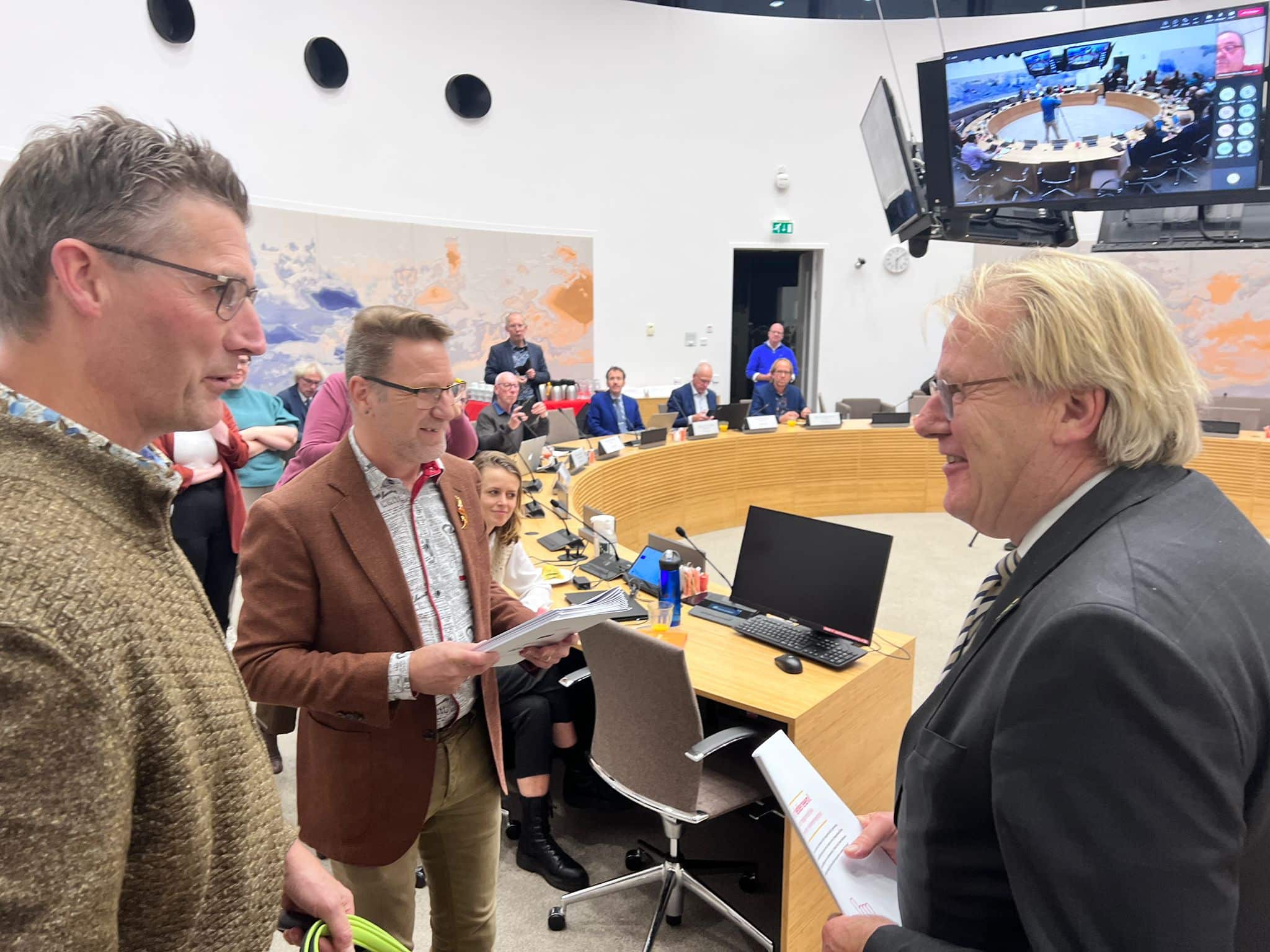 Ton van Weerdenburg (links) en Jeen Hofstra reiken handreiking uit aan Jaap Smit