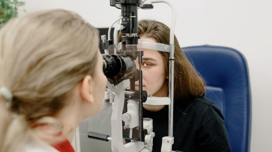 Oogzorg in de praktijk: vrouw op controle bij de oogarts.