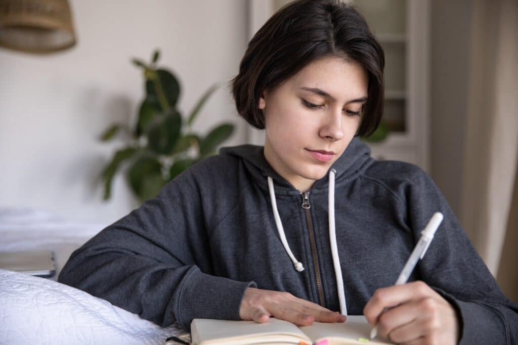 Vrouw denkt na en maakt notities