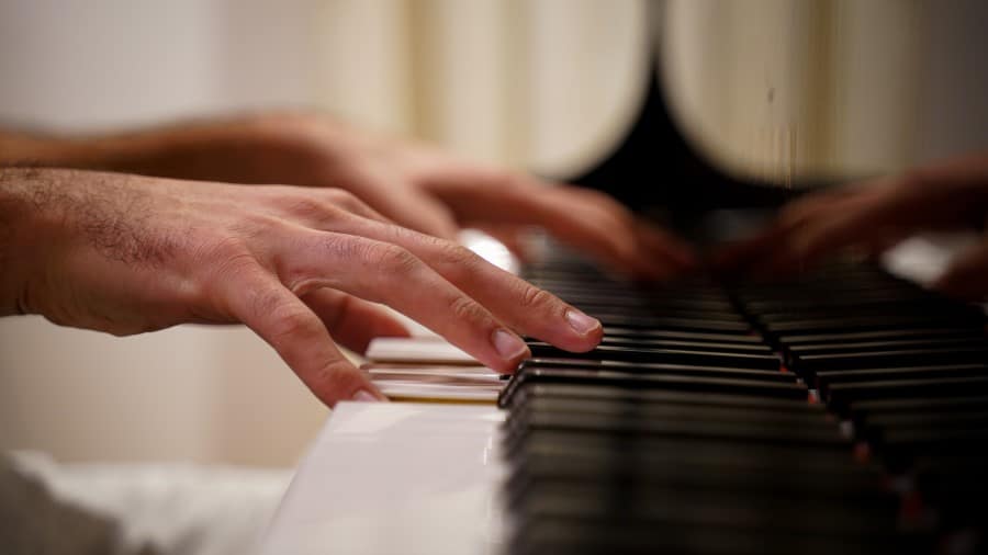 Twee handen op de piano