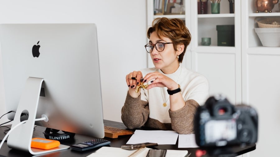 Vrouw is aan het videobellen