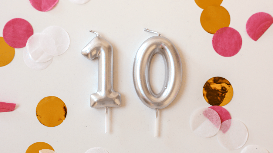 Kaarsje van het cijfer 10 met confetti