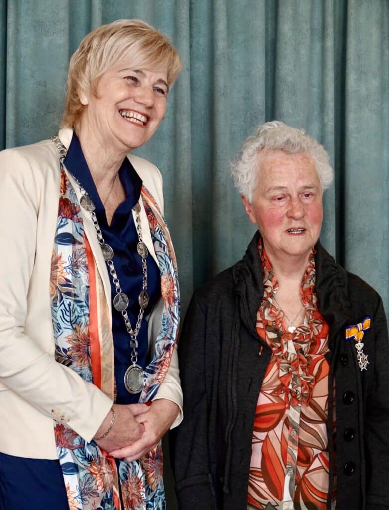 Gerda Schuddeboom met de burgemeester van Renkum