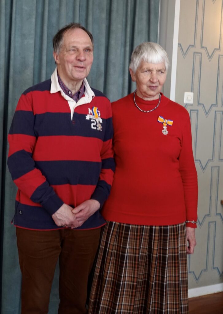 Marianne en Ronald Polderman met een lintje opgespeld