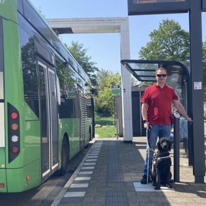 Landelijk mobiliteitsvrijwilliger Peter Waalboer bij het dynamisch busstation van NS-station De Vink