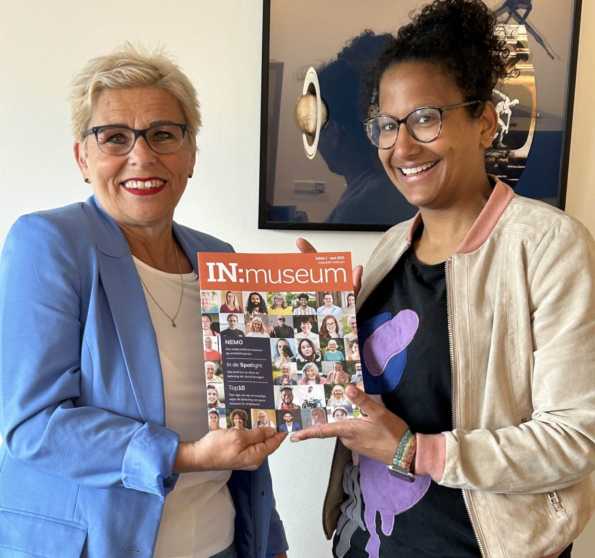twee vrouwen tonen het nieuwe magazine IN:museum