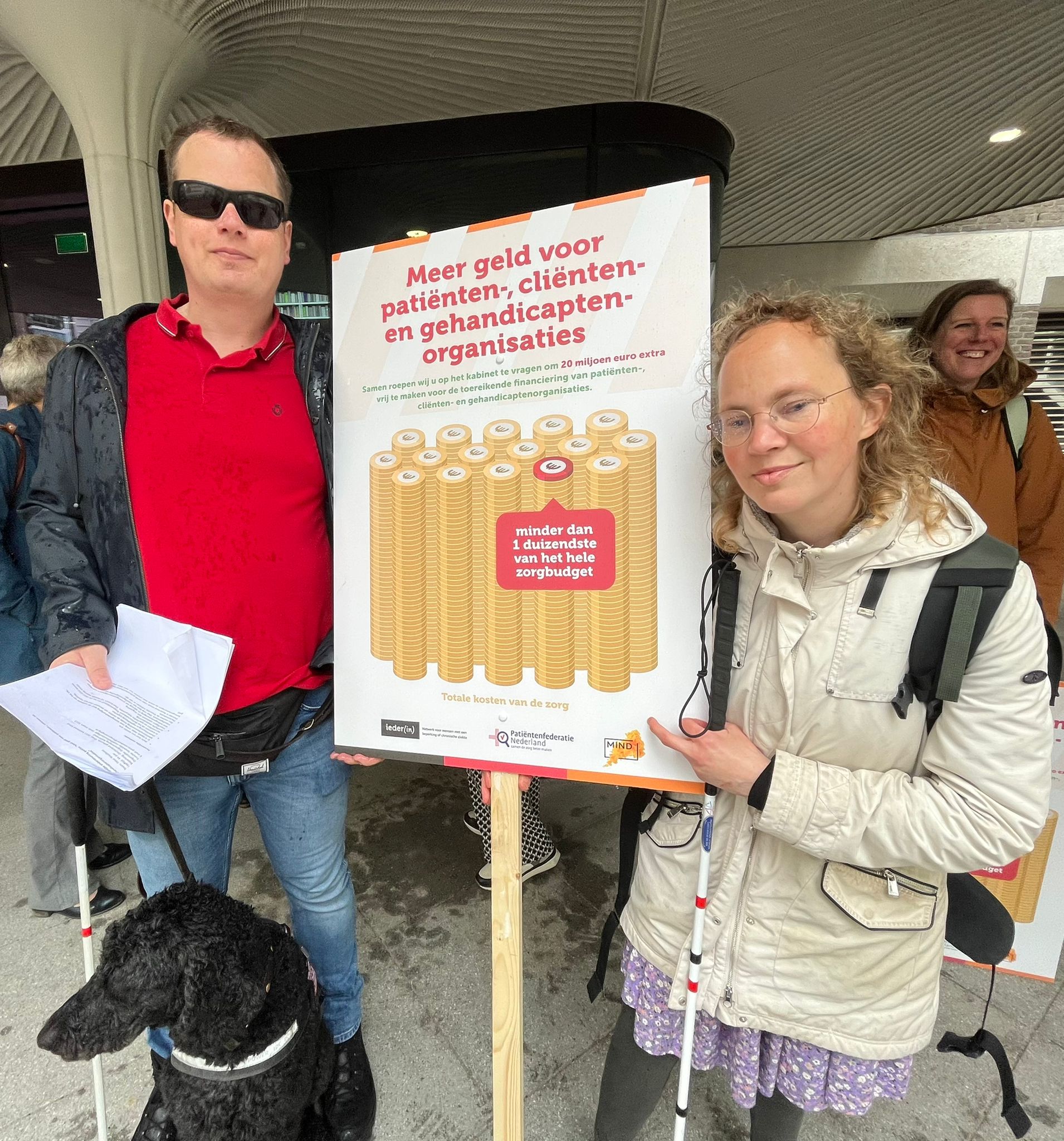 twee personen uit de achterban van de oogvereniging tonen een bord met het manifest erop