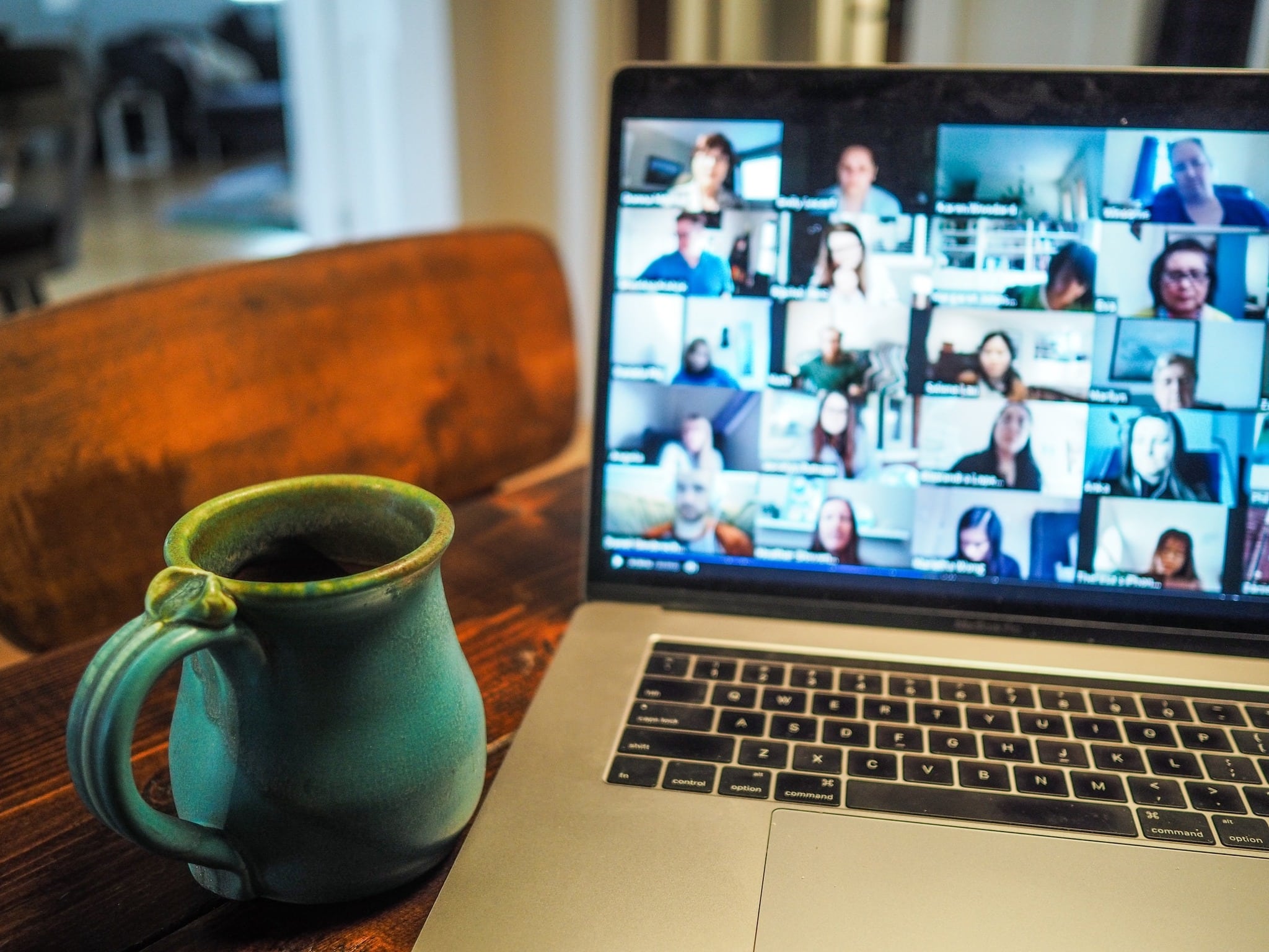 kop koffie voor een laptopscherm met videobijeenkomst