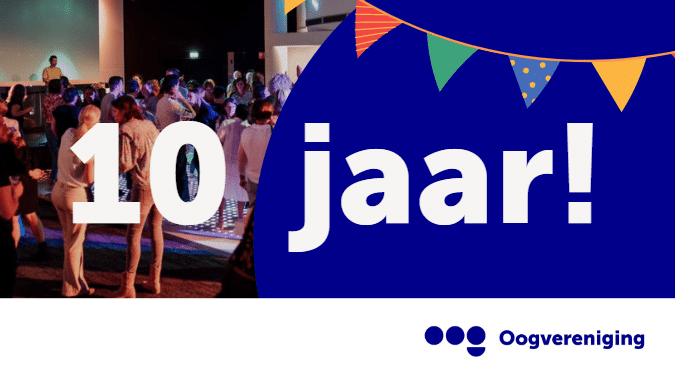 foto van een feestzaal met tekst oogvereniging 10 jaar met vlaggetjes