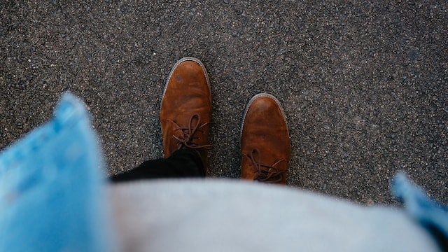 bruine schoenen op asfalt