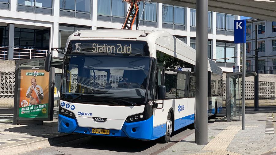 stadsbus staat stil bij een bushalte