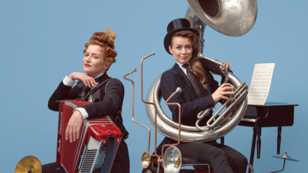 twee dames zittend op kruk met instrumenten